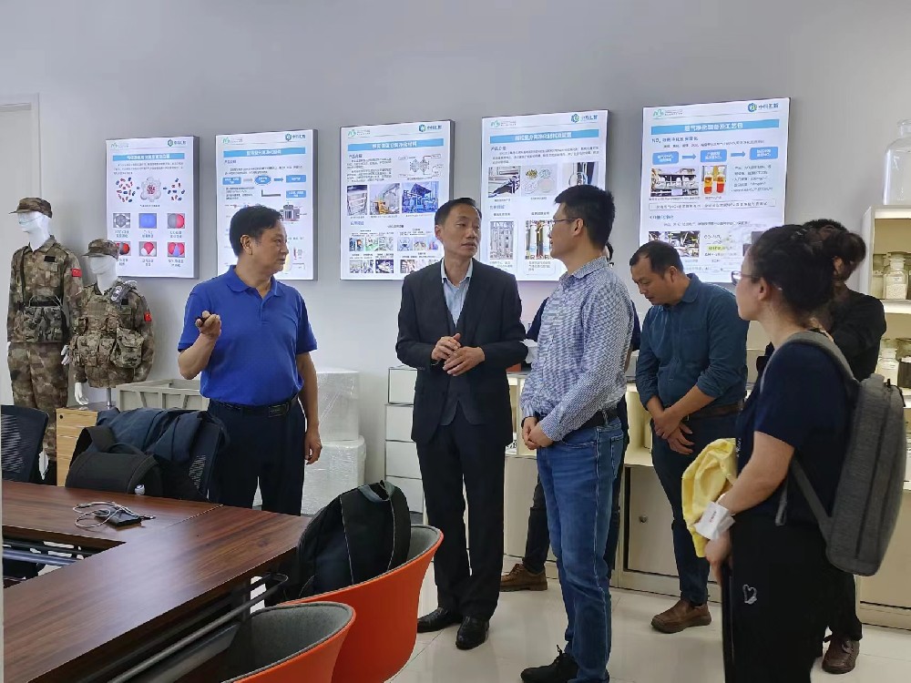 东风汽车李总一行到公司参观交流